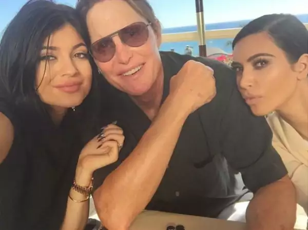 Tras su divorcio de Kris, las hijas de Bruce han demostrado apoyo total a sus padres.