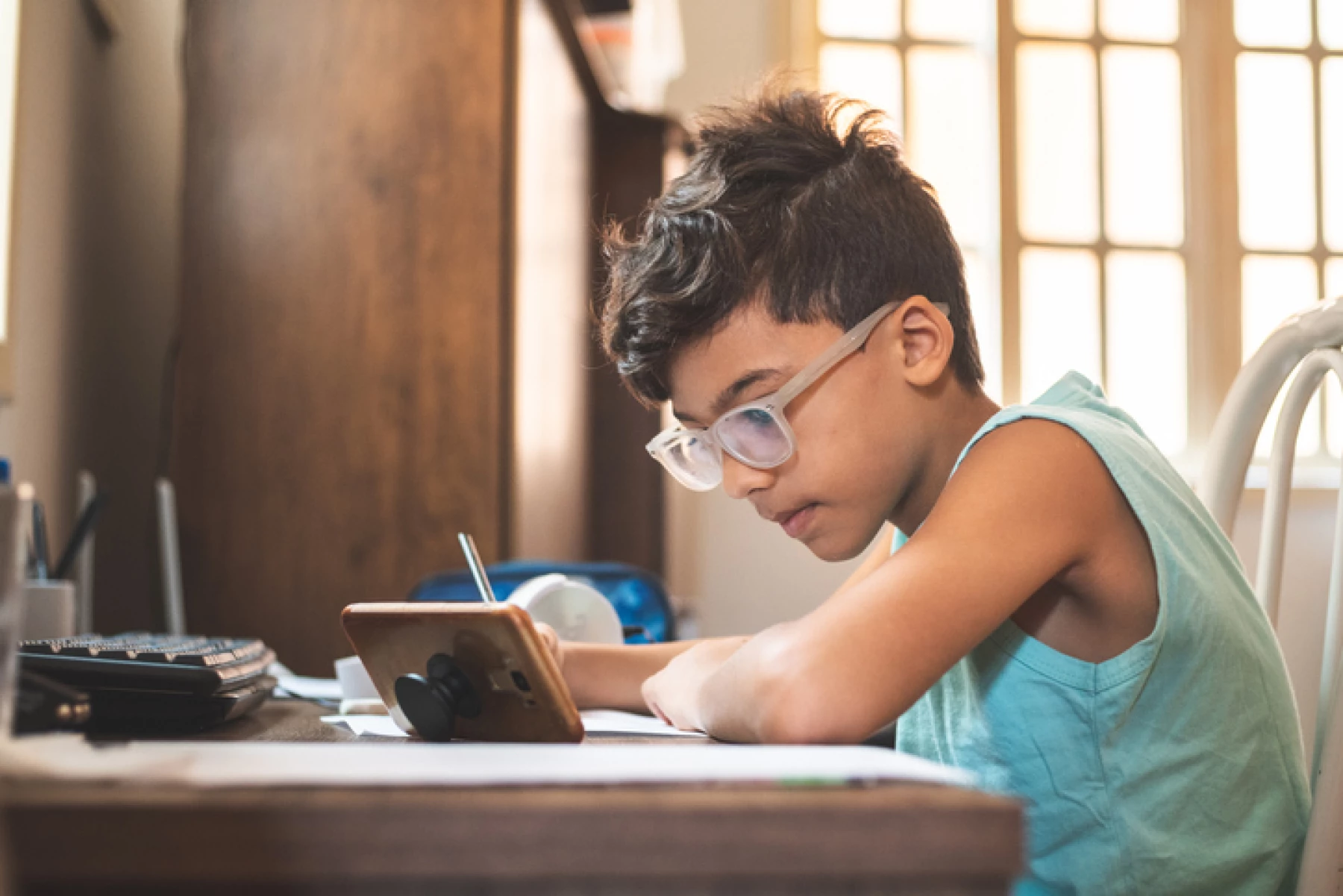¿Qué es X-Learning? (niño estudia a través de una pantalla de teléfono celular)