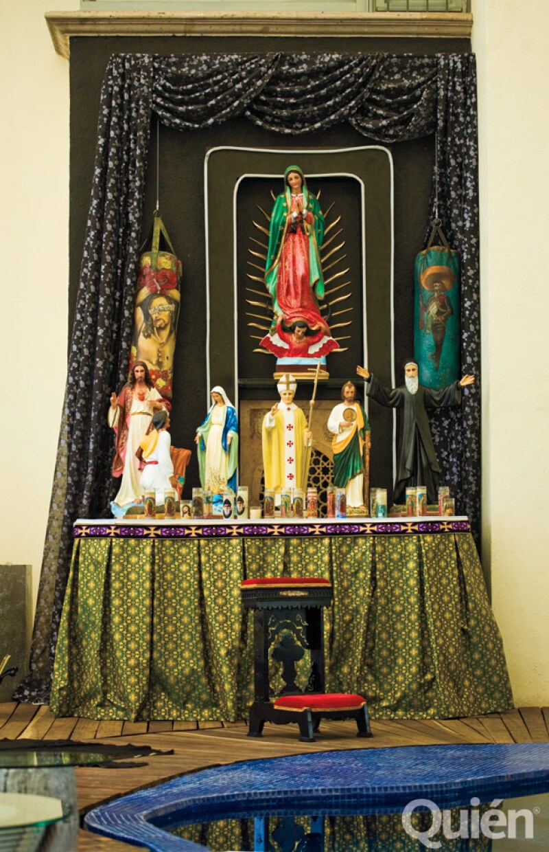 DEVOTO. En la alberca hay un altar con una Virgen de Guadalupe y un saco de boxeo con un Cristo, entre otros.