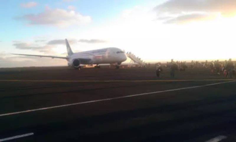 El vuelo cambió la ruta luego unas 4 horas de vuelo, según el usuario de la red social. (Foto: Tomada de @charlylopezlop )