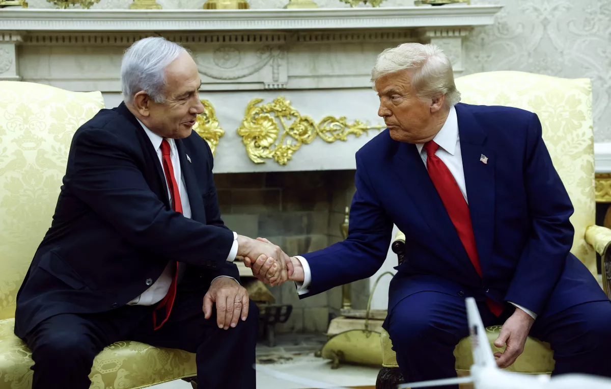 El presidente estadounidense, Donald Trump, recibe al primer ministro israelí, Benjamin Netanyahu, en la Casa Blanca en Washington. 