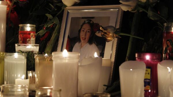 Con flores, velas y fotografías, mujeres rindieron homenaje a víctimas de feminicidio