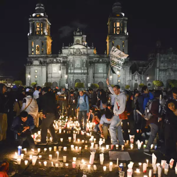 Estudiantes y activistas, algunos con el rostro cubierto con paliacates y pasamontañas, iniciaron hacia las 18:00 horas una marcha del Ángel de la Independencia al Zócalo.