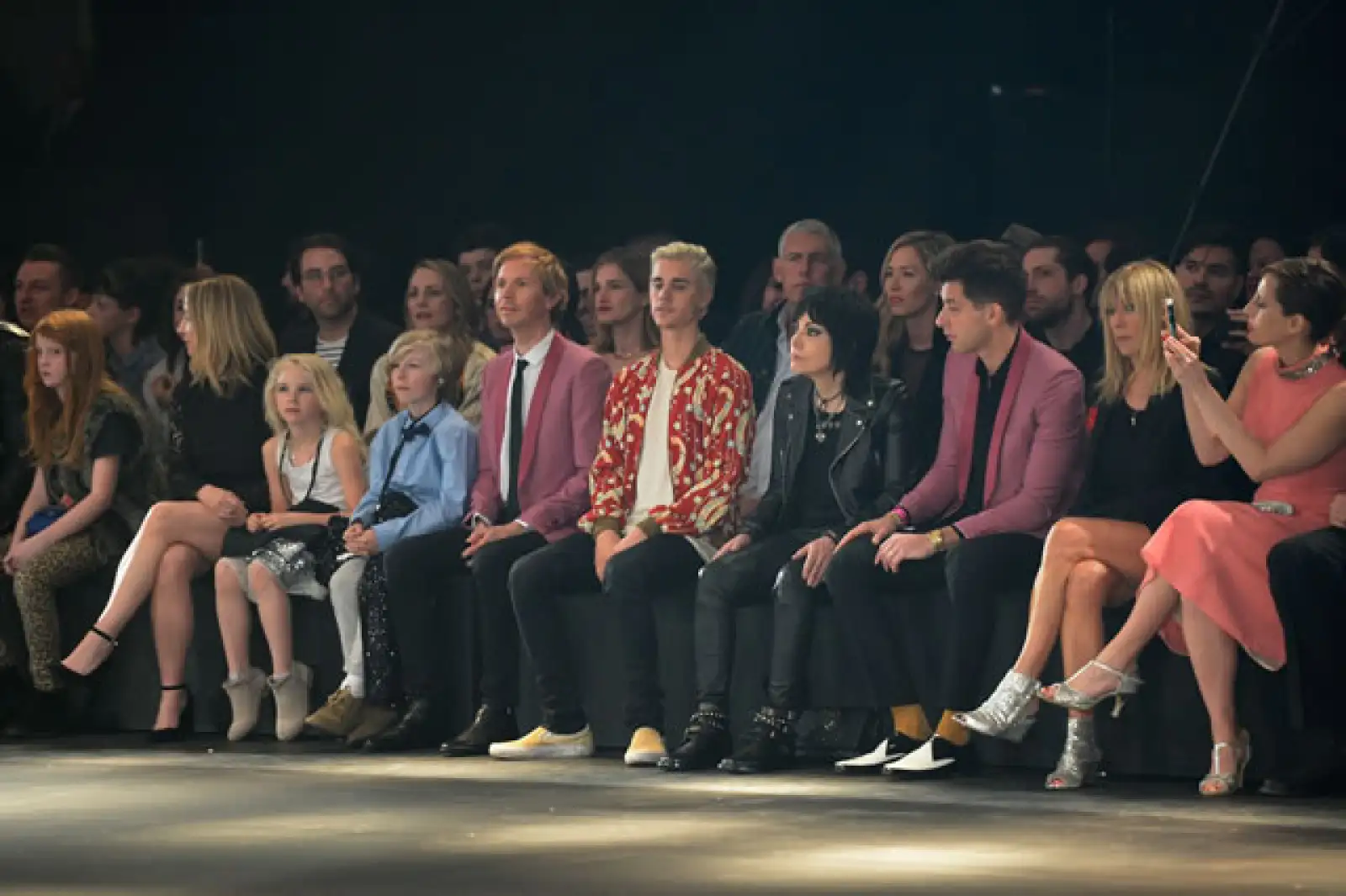 Beck, su hijo Cosimo, sentados al lado de Justin Bieber.