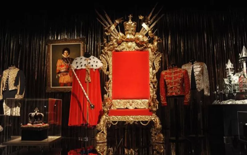 La exposición coincide con el lanzamiento de un álbum póstumo y una película con imágenes de los ensayos de Jackson para la serie de espectáculos en Londres que no llegó ofrecer, "This is It".