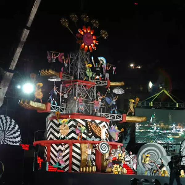 En el Zócalo, el espectáculo “El Árbol de la Vida”, deleitó a los presentes con sus acrobacias y piruetas.