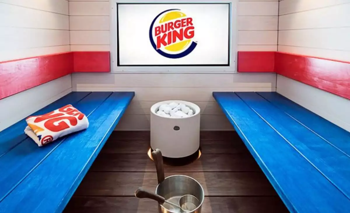 Mientras disfrutan del sauna, los clientes pueden esperar a que los meseros les lleven la comida.
