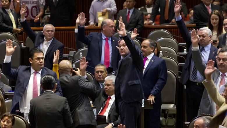 La ley de Hidrocarburos fue aprobada en lo general por 330 votos a favor y 129 en contra. Los diputados de izquierda entonaron el himno nacional y consignas contra la reforma energética, mientras que sus pares del PRI y PAN contestaban con el grito ‘Méxic