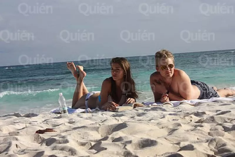 El hijo del cantante Emmanuel y la nieta de Miguel Alemán decidieron pasar unos días en Playa del Carmen como parte de su luna de miel.  La pareja se casó el pasado 12 de diciembre en Cancún.