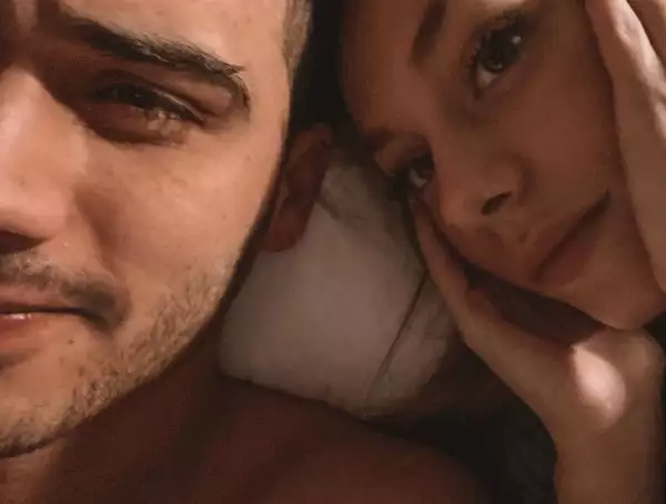 Alex Speitzer y Ester Expósito