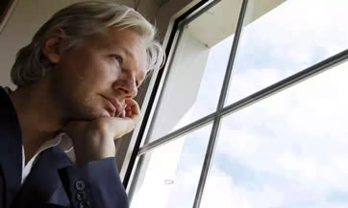 La libertad condicional de Assange lo obliga a observar un toque de queda nocturno, llevar en todo momento un brazalete electrónico en uno de los tobillos y presentarse a diario ante la policía. (Foto: AP)