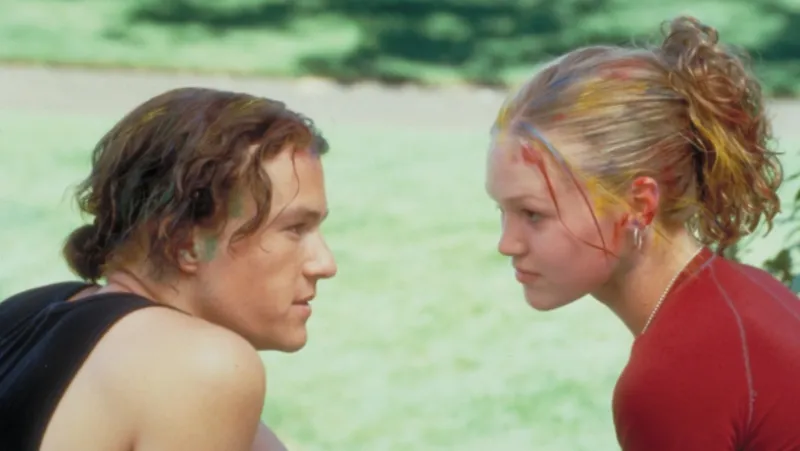 Julia Stiles y el elenco de ’10 cosas que odio de ti’ se reúnen para rendir homenaje a Heath Legder 