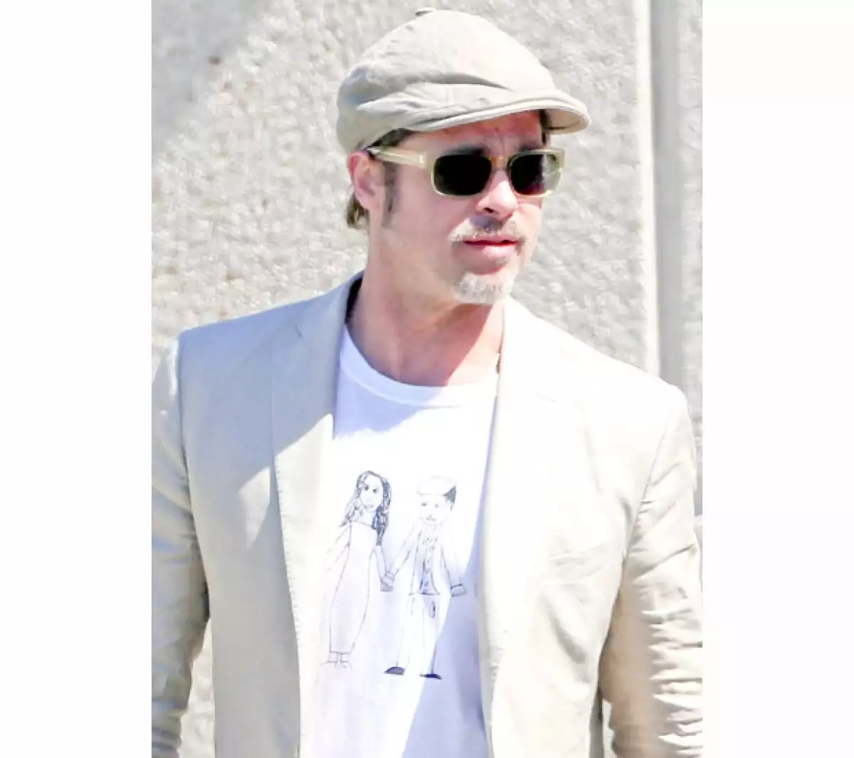 El guapo actor fue captado en Francia luciendo una t-shirt que tiene estampado un tierno dibujo de él y Angelina, obra de su hija de seis años, Vivienne Pitt Jolie.