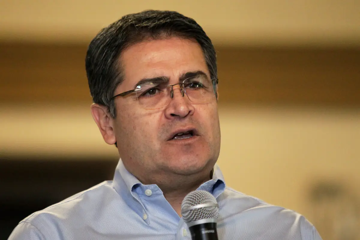 El presidente de Honduras, Juan Orlando Hernández, aprovechó el miércoles el foro semivirtual de la Cumbre Iberoamericana para defenderse de los señalamientos de narcotráfico en un tribunal de Nueva York. Su hermano, Tony Hernández, está condenado a cadena perpetua por traficar cocaína a Estados Unidos. 