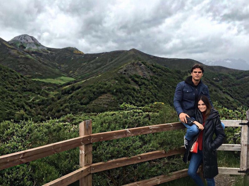 Ximena Navarrete publicó está foto con su novio, con quien se comprometió en agosto.