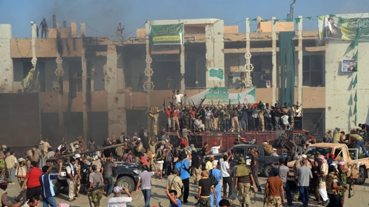 rebeldes en el refugio de moammar gadhafi