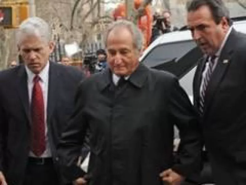 Madoff llegó con cuatro horas de anticipación a una audiencia que tendrá en una corte de NY.  (Foto: AP)
