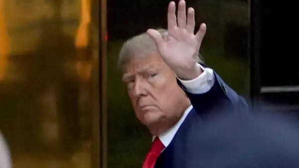 El expresidente de los Estados Unidos, Donald Trump, llega a la Trump Tower, luego de su acusación por parte de un gran jurado de Manhattan luego de una investigación sobre el dinero pagado para silenciar a la estrella porno Stormy Daniels, en la ciudad de Nueva York, EE. UU., el 3 de abril de 2023. 