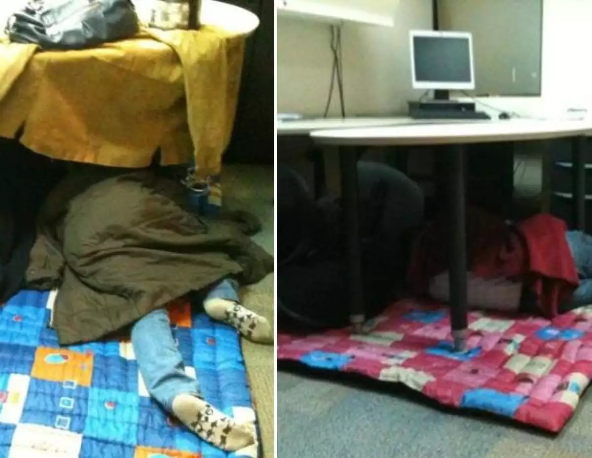 Trabajadores de Televisa durmiendo.