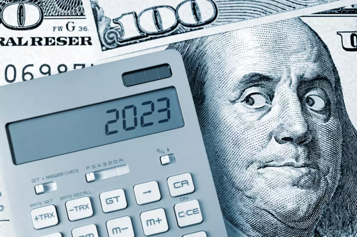 calculadora con billetes de 100 dólares