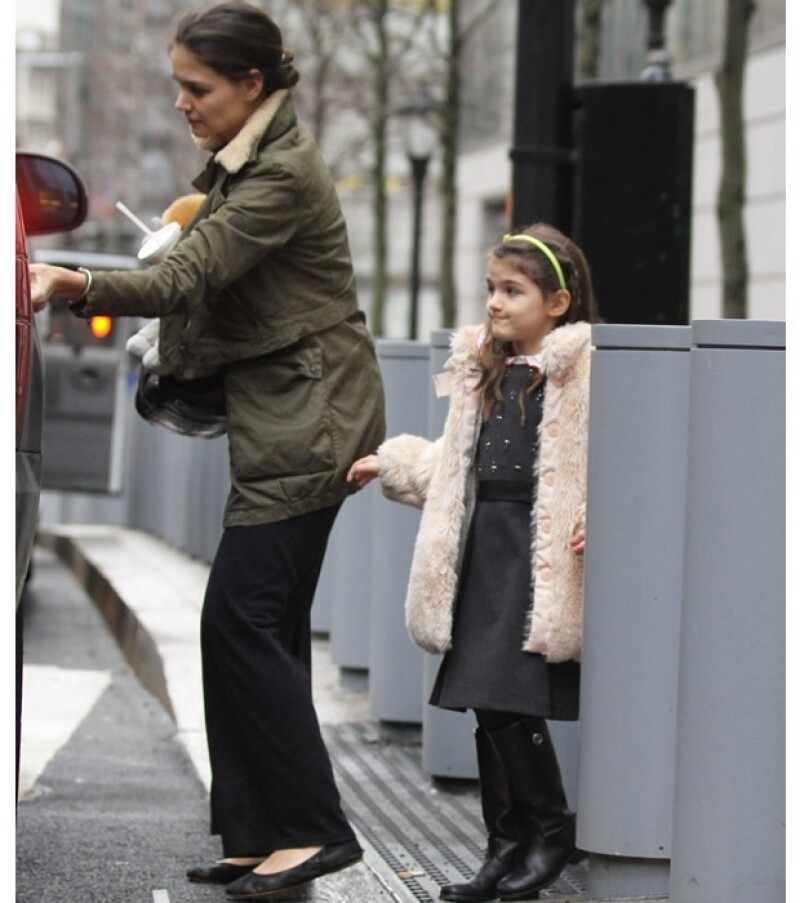La pequeña salió a las calles de Manhattan para ir a tomar una malteada en compañía de su mamá, quien a diferencia de ella, se mostró poco preocupada por su estilo.