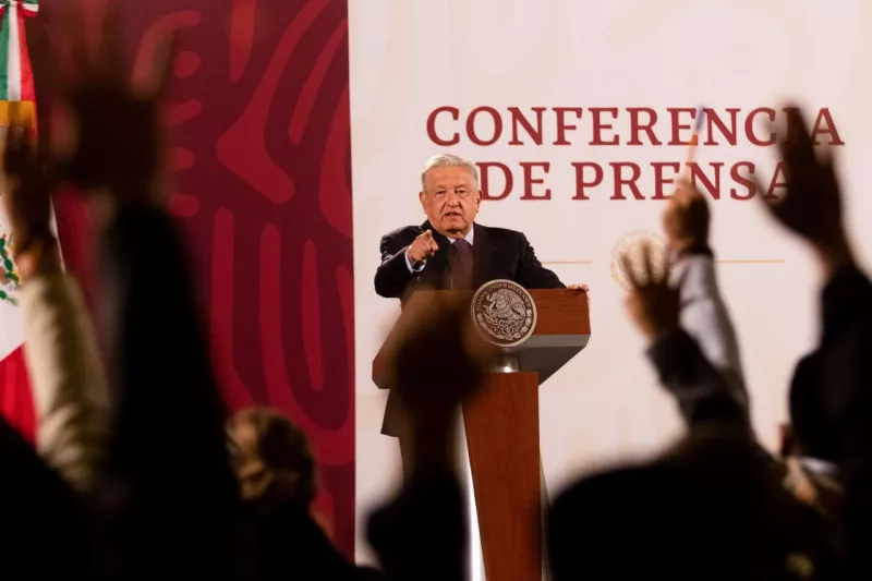 Andrés Manuel López Obrador, Presidente de México, señala a los periodistas que harán las preguntas en la mañanera.
