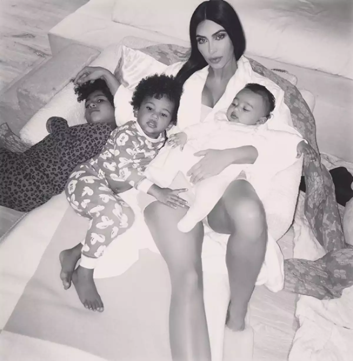 Kim Kardashian junto a sus hijos