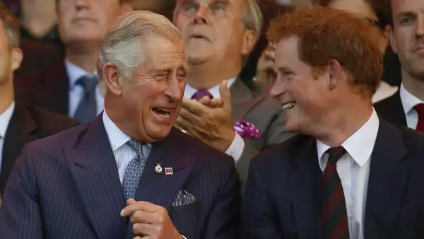 El príncipe Harry y su papá el rey Carlos III de Inglaterra