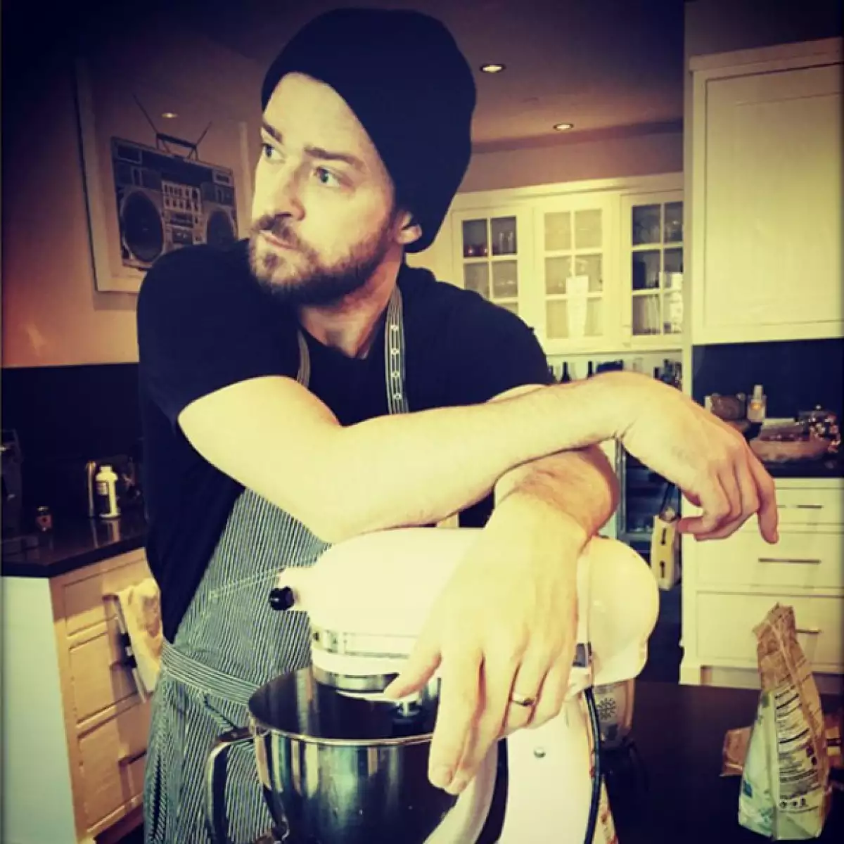 El cantante compartió en Instagram una foto en la que se ve listo para preparar un postre para su esposa.