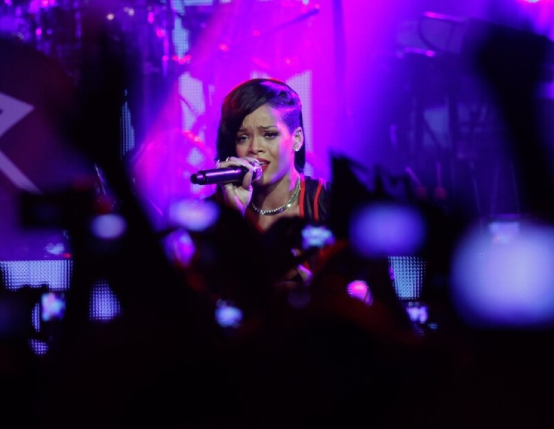 La cantante apareció en el escenario a las 10:30 pm.