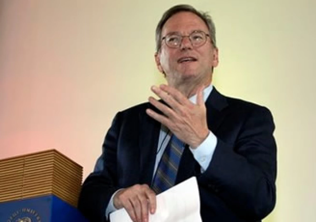 Eric Schmidt posee más de 9 millones de acciones de Google, que equivale a casi 5,000 millones de dólares. (Archivo)