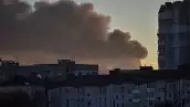 El humo sube en Lviv, Ucrania después de un ataque con misiles rusos. 