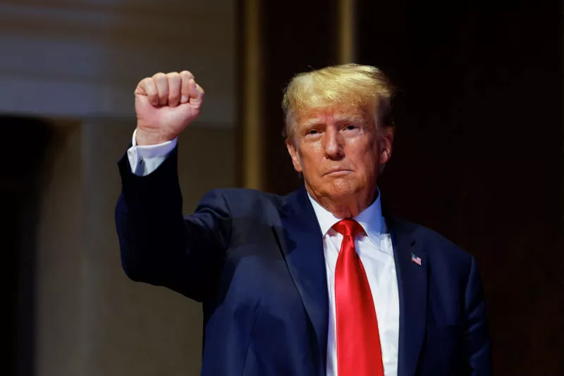 El expresidente de los Estados Unidos y candidato presidencial republicano Donald Trump hace un gesto mientras asiste a la convención del Partido Republicano de Carolina del Norte en Greensboro, Carolina del Norte, EE. UU., el 10 de junio de 2023.