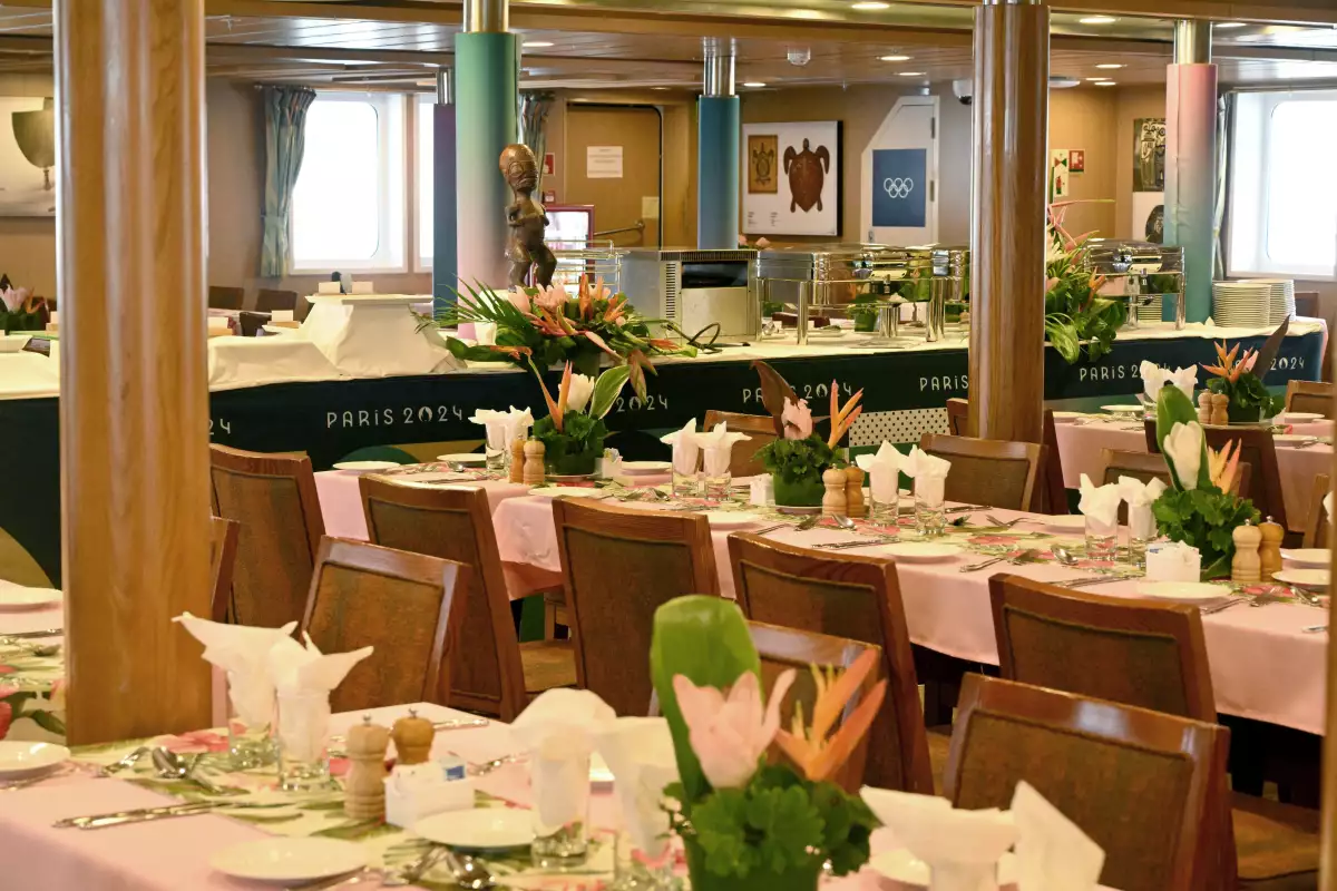 Comedor del crucero Aranui 5, que funciona como Villa Olímpica flotante de los JJOO.