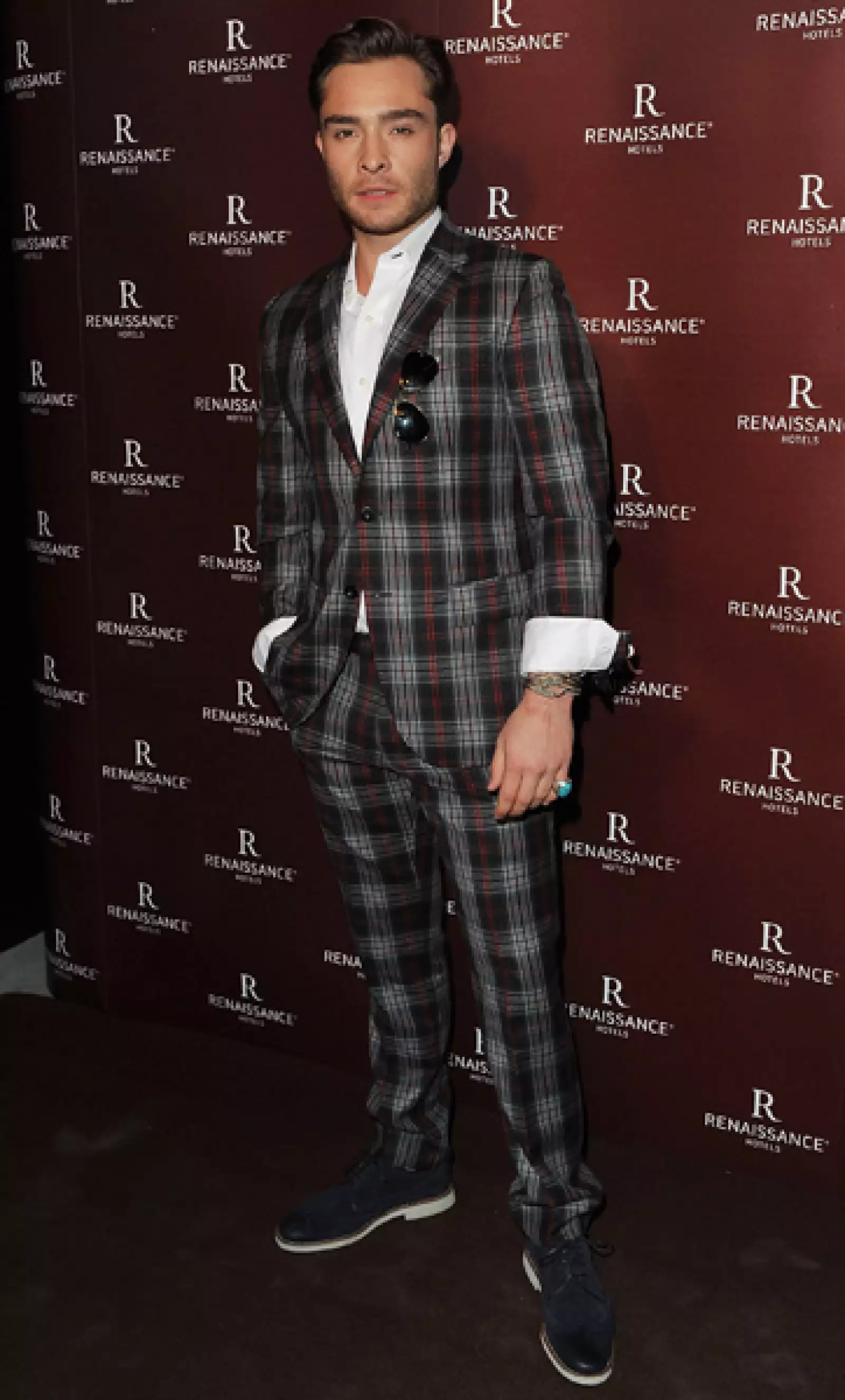 El guapo Ed Westwich se vale de la tendencia para lucir impecable.