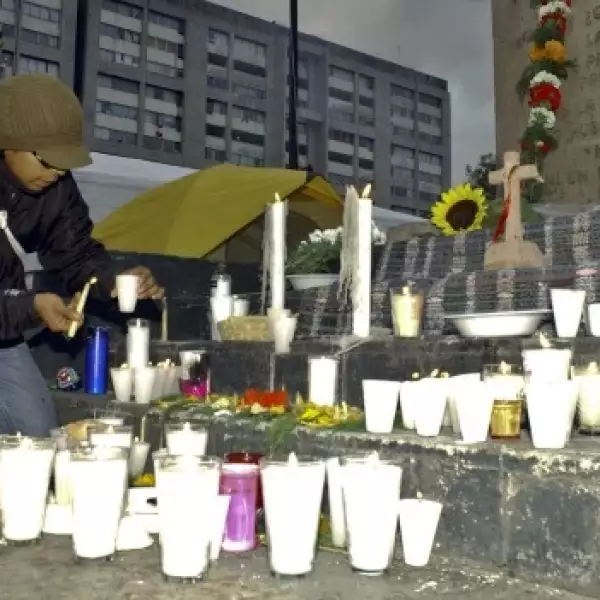 manifestantes en la plaza de las tres culturas
