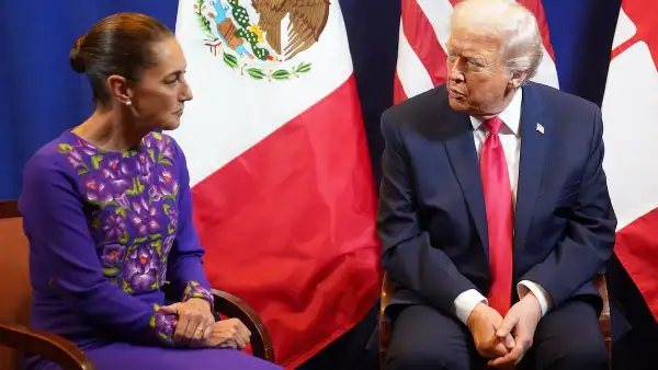 Claudia Sheinbaum, presidenta de México, en su primera reunión con Donald Trump, presidente de los Estados Unidos, en diciembre de 2025. Ambos sentados y atrás las banderas de México y Estados Unidos. 