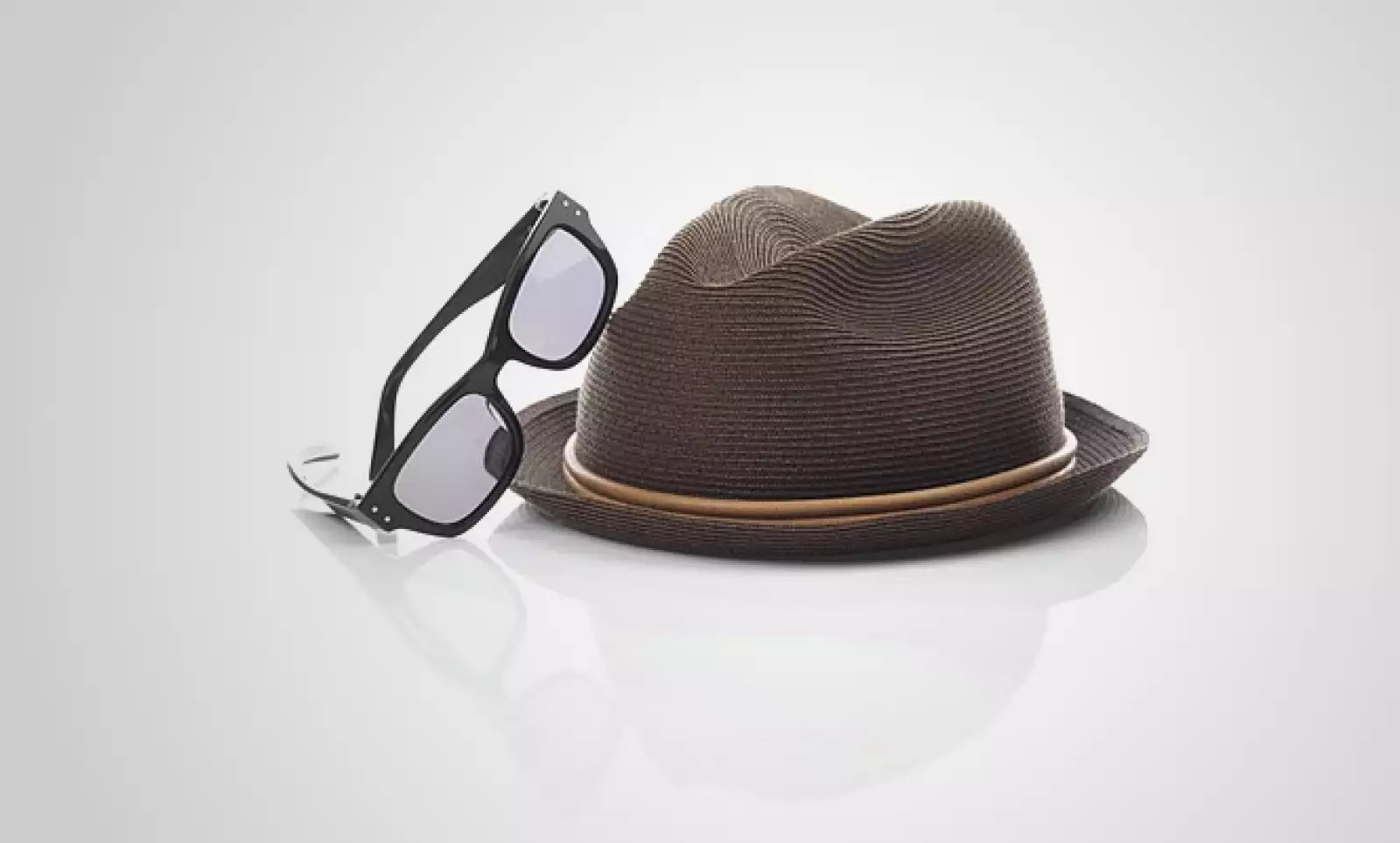 Si te atreves a ser más excéntrico, te recomendamos este sombrero en tonos café y beige, junto con unos lentes de pasta.