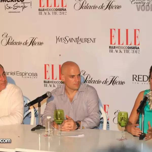 El secretario de turismo de Guerrero, Javier Aluni, con el director general de Grupo Expansión, Manuel Rivera, y la editora de moda de la revista ELLE, Sara Galindo.