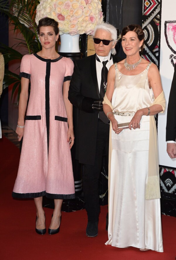 El representante de Chanel, Carlota Casiraghi y la princesa Carolina.