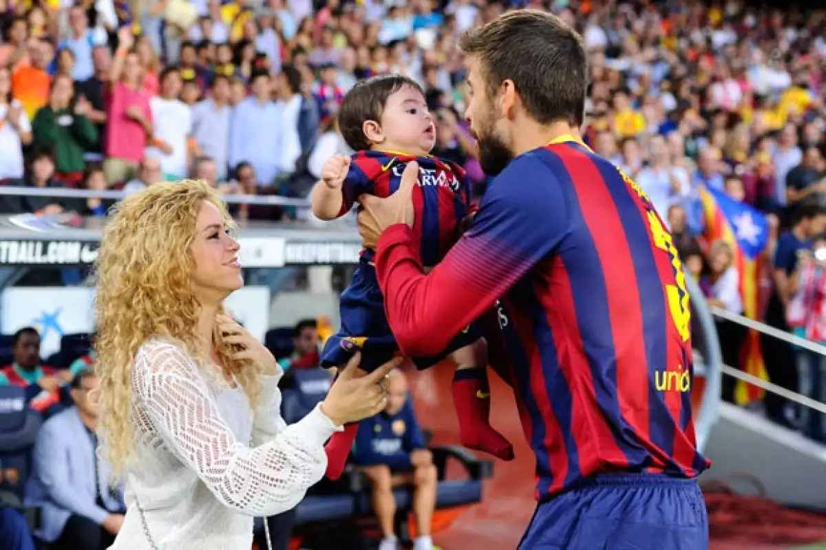 La familia completa: Shakira, Milan y Piqué.