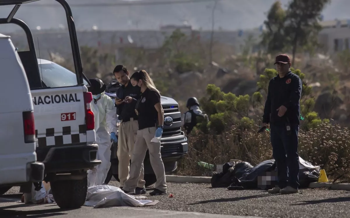 Dejan ocho cadáveres con narcomenrsajes en distintas carreteas de Tijuana