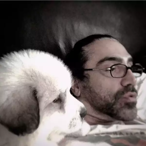 Kahlo acompañando al Potrillo mientras ve la tele.