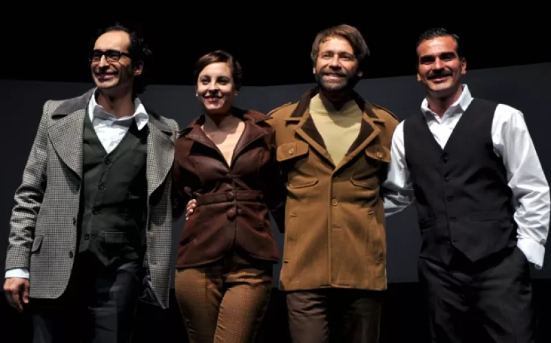 El actor mexicano protagoniza la obra de teatro ‘Traición', la cual ayer realizó una función con invitados especiales.