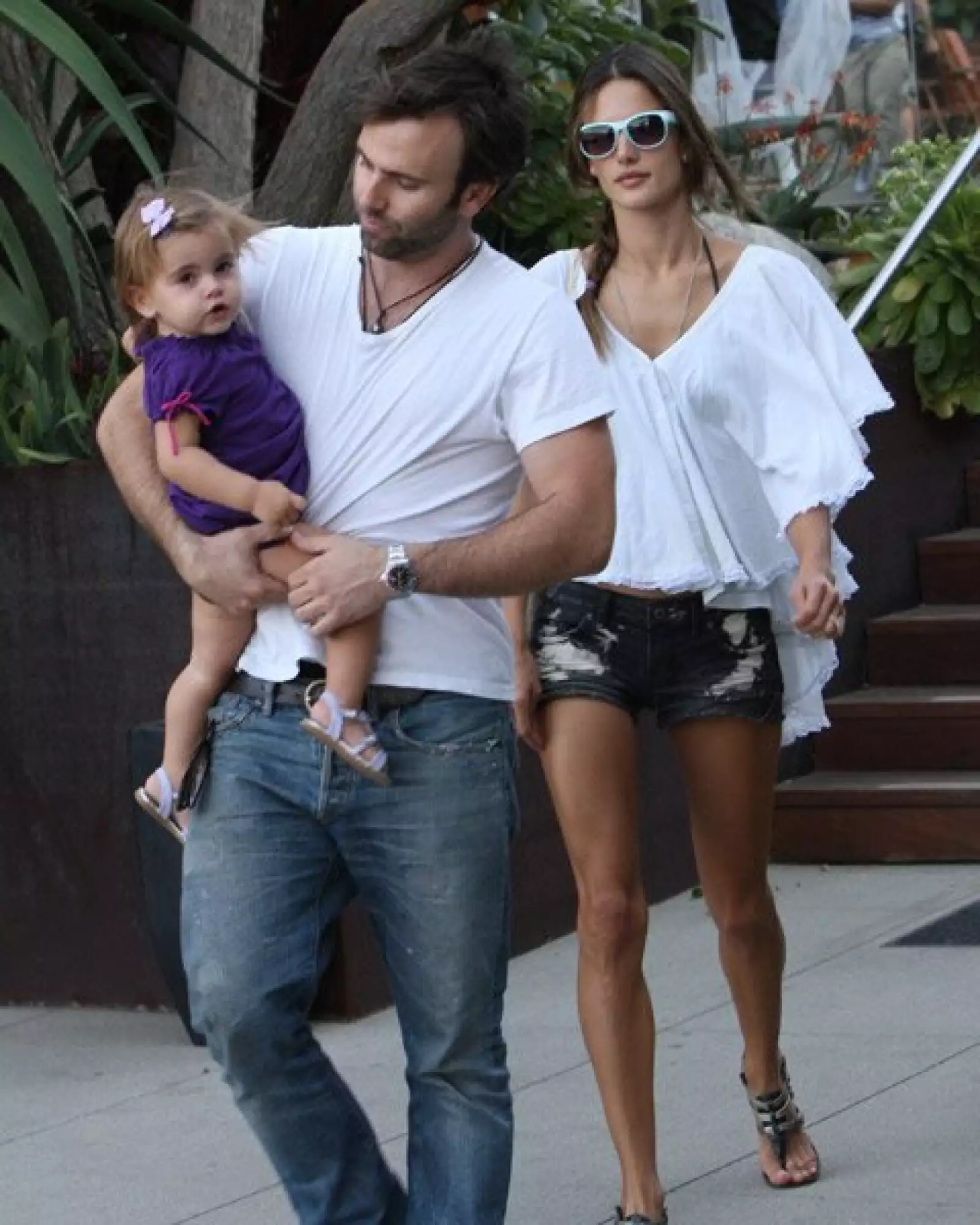 Alessandra Ambrosio y su familia aprovecharon estos días para hacer algunas compras al centro comercial Malibu Lumber Yard en Malibú, California.