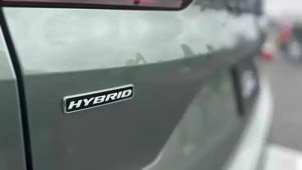 Cómo México se quedó atrás en la carrera de los coches eléctricos y acelera como mercado de híbridos