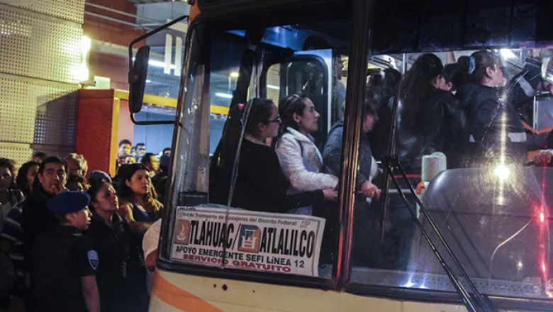 Para abordar los camiones, cientos de personas tuvieron que perseverar más de 45 minutos.