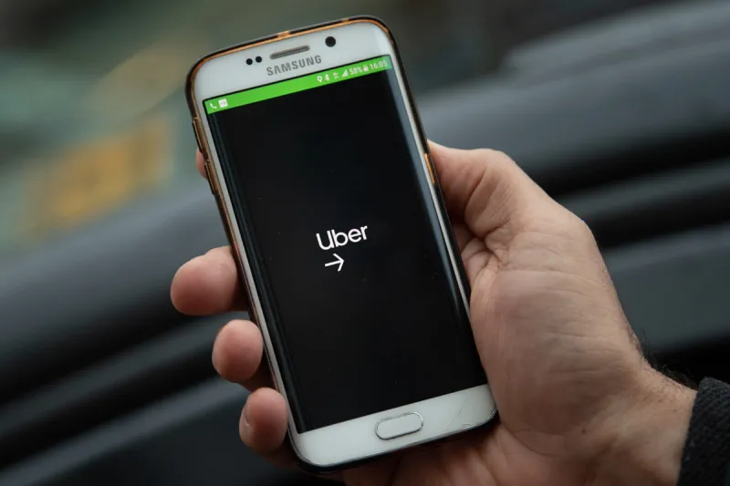 Pantalla de un teléfono abriendo la aplicación de Uber.