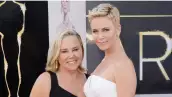 Charlize-Theron-recordo-como-su-mama-tuvo-que-matar-a-su-papa-en-defensa-propia
