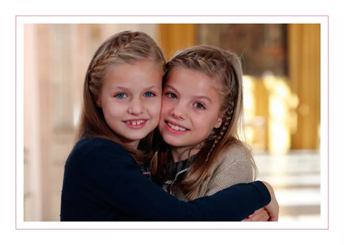 Las hijas del rey Felipe y la reina Letizia posaron muy tiernas en una imagen para celebrar la llegada de la Navidad y mandar un emotivo mensaje.